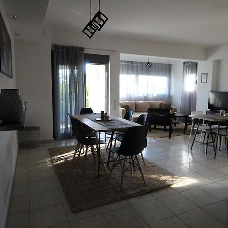 Lovely 2-Bedroom Apartment Atene Esterno foto
