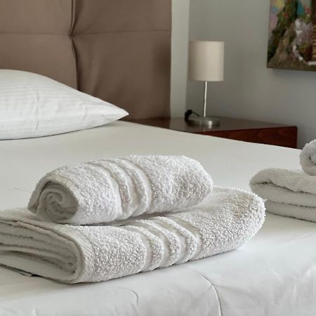 Lovely 2-Bedroom Apartment Atene Esterno foto
