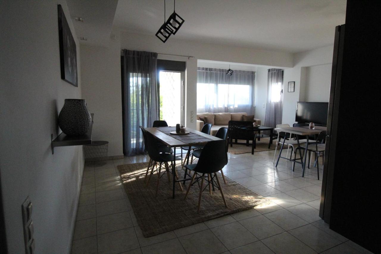Lovely 2-Bedroom Apartment Atene Esterno foto