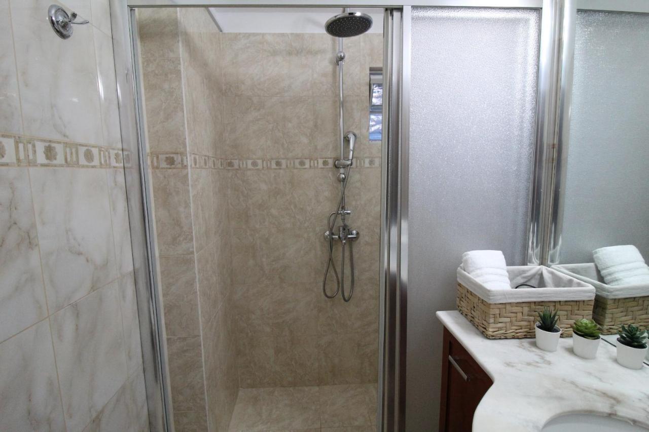 Lovely 2-Bedroom Apartment Atene Esterno foto